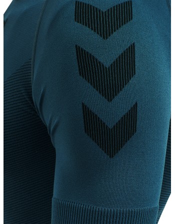 HUMMEL FIRST SEAMLESS JERSEY S/S / Nahtlose Verarbeitung und körperbetontes Design