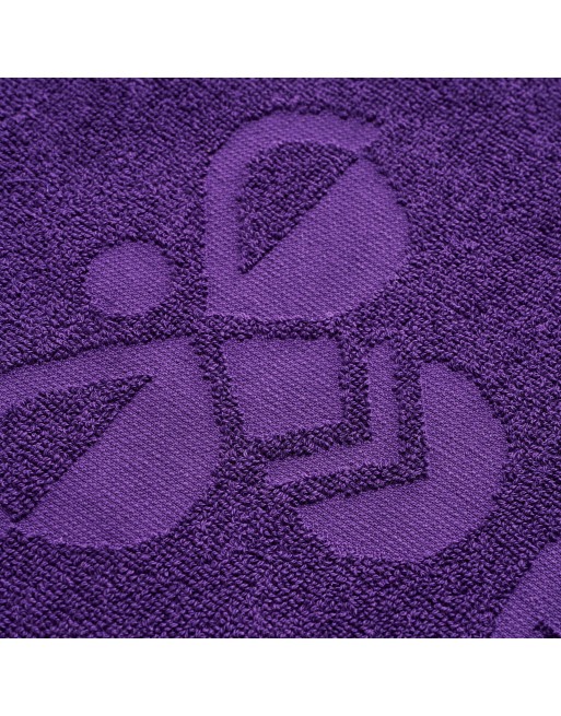 HUMMEL SMALL TOWEL / Handtuch aus Jacquard-Strick mit hummel-Logo und Winkeln HUMMEL SMALL TOWEL / Handtuch aus Jacquard-Strick mit hummel-Logo und Winkeln