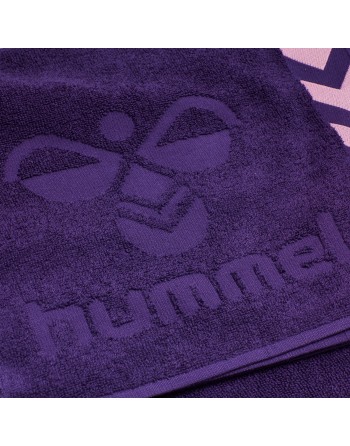 HUMMEL LARGE TOWEL / Handtuch aus Jacquard-Strick mit hummel-Logo und Winkeln